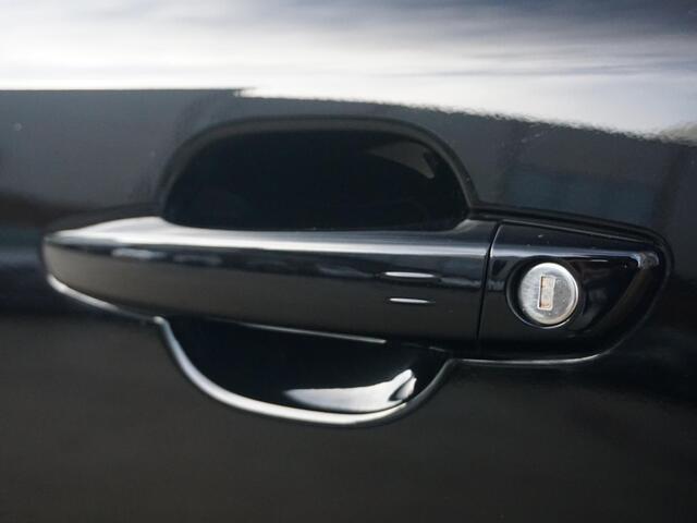 Peugeot e-2008 EV GT 54 kWh | Panorama schuifdak dak | Warmtepomp | Gripcontrol | All seasonbanden |