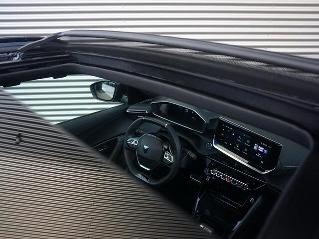 Peugeot e-2008 EV GT 54 kWh | Panorama schuifdak dak | Warmtepomp | Gripcontrol | All seasonbanden |