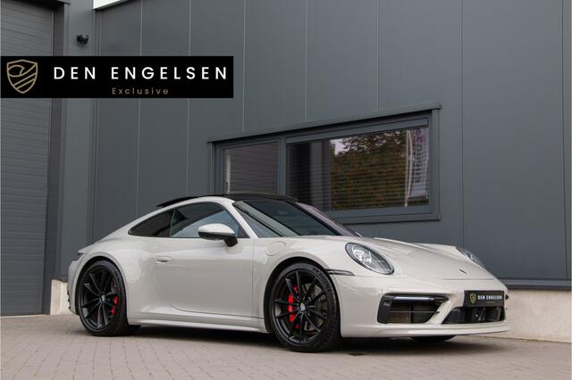 Porsche 911 3.0 Carrera 4S 450PK | ACC | Lift | 360 Cam | Sportdesign | PDLS+ | Krijt Grijs Sportuitlaat | Ventilatie + Verwarming | Sportchrono | Pano | Memory | Bose | Dealer O.H | Stuurverwarming | Alcantara | 992 4S | 18-wegs en Memory |Lederpack+ | 20/21"| N.