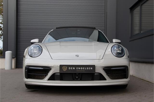 Porsche 911 3.0 Carrera 4S 450PK | ACC | Lift | 360 Cam | Sportdesign | PDLS+ | Krijt Grijs Sportuitlaat | Ventilatie + Verwarming | Sportchrono | Pano | Memory | Bose | Dealer O.H | Stuurverwarming | Alcantara | 992 4S | 18-wegs en Memory |Lederpack+ | 20/21"| N.
