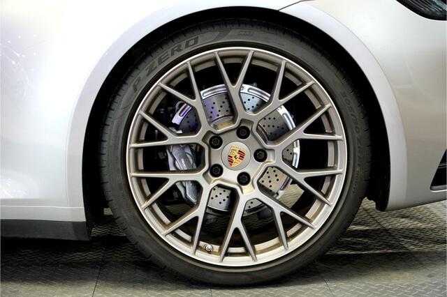 Porsche 911 3.0 Carrera PDK8 INNODRIVE + PANORAMADAK + ADAPT.CRUISE + KRIJT STIKSELS + CAMERA + LICHT DESIGN + STUURBEKRACHTIGING PLUS + SPORTSTOELEN + SPORTUITLAAT + STUUR-&STOELVERWARMING + PDLS + PRIVACY GLASS + PARKSENSOREN V&A + 21"/20" RS SPYDER LM-VELGEN!!