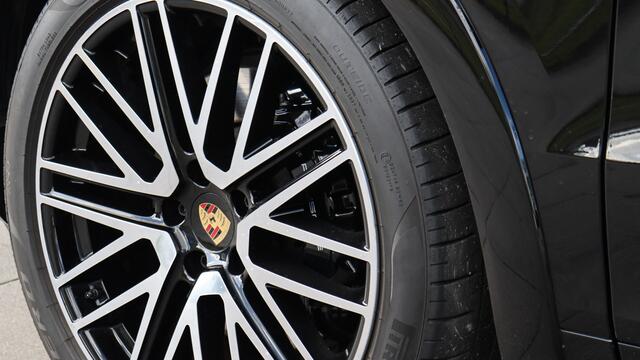 Porsche CAYENNE 3.0 E-Hybrid SportDesign | BOSE Sound | Achterasbesturing | HD Matrix | PPF | Trekhaak | Surround View