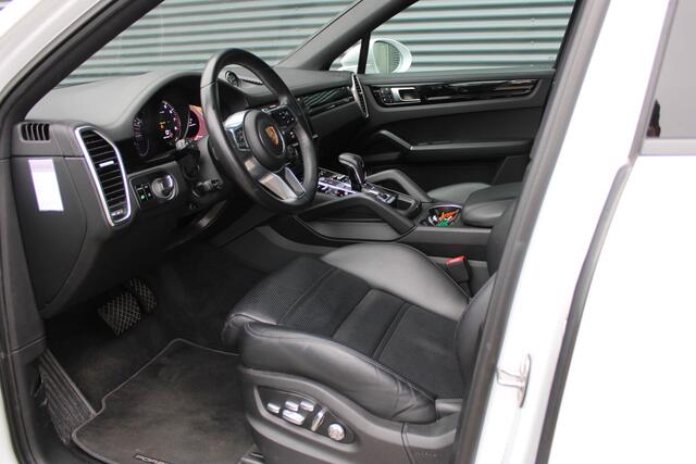 Porsche CAYENNE Coupé 3.0 E-Hybrid Carrarawit Metallic Panoramadak Luchtvering Achterasbesturing Softclose Vol-Leder NL-Auto