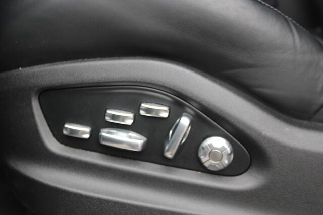 Porsche CAYENNE Coupé 3.0 E-Hybrid Carrarawit Metallic Panoramadak Luchtvering Achterasbesturing Softclose Vol-Leder NL-Auto