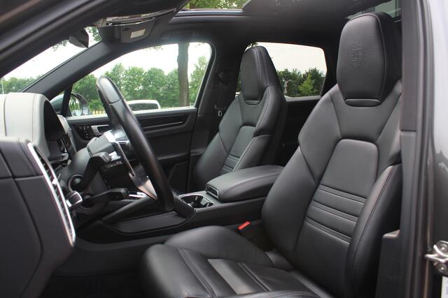 Porsche CAYENNE 3.0 E-Hybrid / Trekhaak / Panoramadak / 360Camera / Head-up / 21'' / Keyless / Bose / Sportchrono / Softclose / Stuurverwarming / Leder / Cruise Control