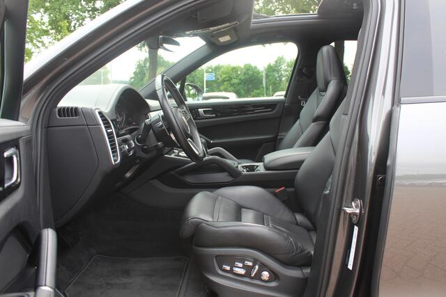 Porsche CAYENNE 3.0 E-Hybrid / Trekhaak / Panoramadak / 360Camera / Head-up / 21'' / Keyless / Bose / Sportchrono / Softclose / Stuurverwarming / Leder / Cruise Control