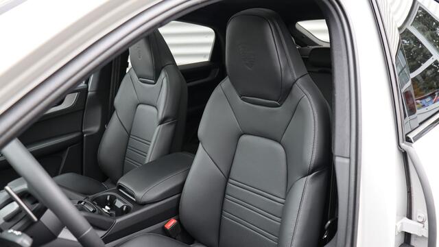 Porsche CAYENNE Coupé 3.0 E-Hybrid SportDesign | Head-up | Sportuitlaat | HD Matrix | Bijrijdersdisplay | Soft-Close | BOSE Sound | Trekhaak