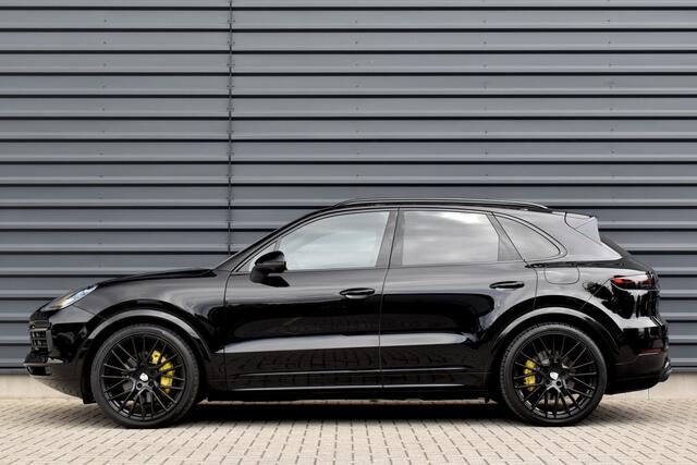 Porsche CAYENNE 3.0 E-Hybrid 462pk | Panoramadak | 22'' Velgen | Matrix PDLS+ | Massage Stoelen | Trekhaak wegklapbaar | Bose |