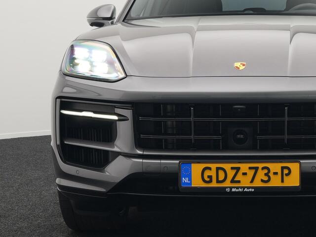Porsche CAYENNE Coupé 3.0 E-Hybrid Plug In Hybrid 462PK Dealer O.H Facelift PHEV | Panodak | Luchtvering | Sportuitlaat | 4 Wiel Besturing | PDLS+ | Sport Chrono | InnoDrive Adaptive Cruise | SportDesign | Head up | Soft Close | 22"L.M | 360 Camera | 18-voudige leder