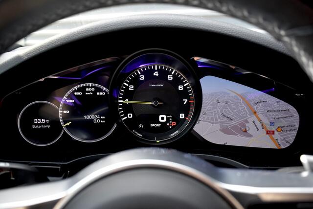 Porsche CAYENNE Coupé 3.0 E-Hybrid 462pk | Panoramadak | Sport Chrono | 360 Camera | 21'' Velgen | Luchtvering | Stuurverwarming | Stoel + Achterbankverwarming | LED Achterlichten donker |