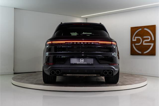 Porsche CAYENNE 3.0 E-Hybrid Facelift 470PK | Luchtvering | Pano | Bose | Chrono | Sfeer | 24 MND Garantie