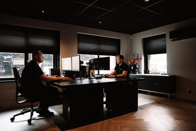 Porsche CAYENNE 3.0 E-Hybrid 463 pk Platinum Edition Sport-Chrono /BTW-Auto/ 1-Eigenaar/ Dealer.Ond/ Lucht-Vering/ Carbon-Design/ Bose-Sound/ Matrix-Led/ Head-Up/ Keyless/ 360-Camera/