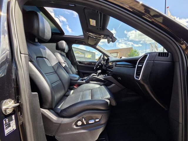 Porsche CAYENNE 3.0 PANO|CAMERA 360|2X ELEKTRISCHE STOELEN|LEDER DACHBORT|LUCHTVERING|21 INCH|DEALER ONDERHOUDEN Maandag tot Vrijdag geopend van 09.00 uur tot 20.00 uur en Zaterdag van 09.00 tot 18.00 uur
