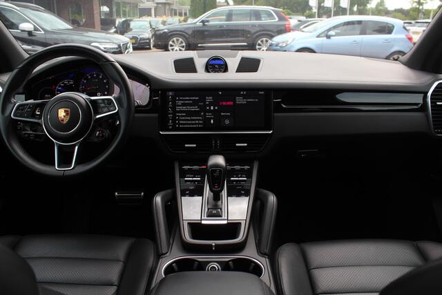 Porsche CAYENNE Coupé 3.0 E-Hybrid / Trekhaak / Panoramadak / Camera / 22'' / CarPlay / Sportdesign+Chrono / Luchtvering / Bose / Dodehoek / Stoelverwarming / DAB / ACC