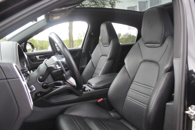Porsche CAYENNE Coupé 3.0 E-Hybrid / Trekhaak / Panoramadak / Camera / 22'' / CarPlay / Sportdesign+Chrono / Luchtvering / Bose / Dodehoek / Stoelverwarming / DAB / ACC