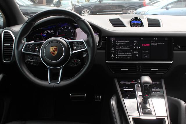 Porsche CAYENNE Coupé 3.0 E-Hybrid / Trekhaak / Panoramadak / Camera / 22'' / CarPlay / Sportdesign+Chrono / Luchtvering / Bose / Dodehoek / Stoelverwarming / DAB / ACC