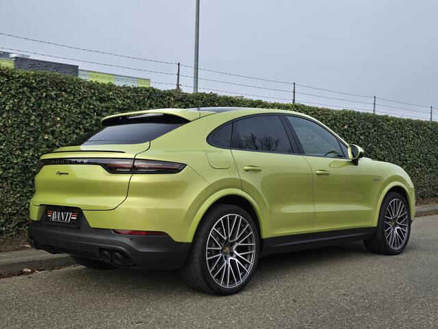 Porsche CAYENNE Coupé 3.0 E-Hybrid 4WD 340 PK PANO SLECHTS 12.212 KM !! LUCHTVERING ADAPTIVE CC 360* CAMERA UNIEKE KLEUR PERIDOT METALLIC AUTOMATISCH INKLAPBARE TREKHAAK STUUR STOEL VERWARMING
