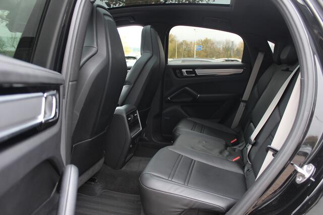 Porsche CAYENNE Coupé 3.0 E-Hybrid Platinum Edition / Panoramadak / 360Camera / Bose / 21'' / Sportdesign+Chrono / Stoelventilatie / Stoelverwarming / Stuurverwarming / Luxe Leder / Luchtvering / Sportuitlaat / Dodehoek / DAB / ACC