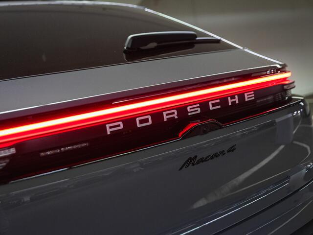 Porsche MACAN 4