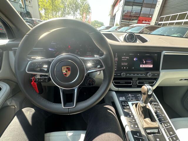 Porsche MACAN 2.0 245 pk Sport-Chrono / 1e-Eigenaar/ Facelift-Model/ Lucht-Vering/ Pano-Dak/ Bose-Sound/ Stoel.Verw/ Stoel-Koeling/ Camera/ 21'' LMV