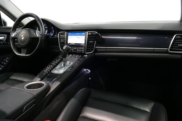 Porsche PANAMERA 3.0 S E-Hybrid / Schuif-/kanteldak / Elektr. verstelbare voorstoelen (links memory) / Luchtvering / BOSE Sound / Softclose - servosluiting / 20'' LMV / Porsche Dynamic Light System Plus (PDLS+) / Achteruitrijcamera / Standairco / Porsce Active Suspension