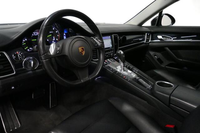 Porsche PANAMERA 3.0 S E-Hybrid / Schuif-/kanteldak / Elektr. verstelbare voorstoelen (links memory) / Luchtvering / BOSE Sound / Softclose - servosluiting / 20'' LMV / Porsche Dynamic Light System Plus (PDLS+) / Achteruitrijcamera / Standairco / Porsce Active Suspension