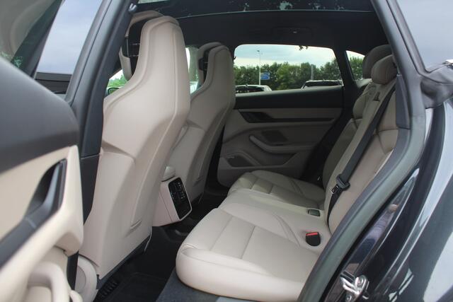 Porsche Taycan Sport Turismo 79 kWh / Panoramadak / Camera / Adaptieve stoelen / Luchtvering / 21'' / Bose / Keyless / Sportchrono / Stoelverwarming / DAB / ACC