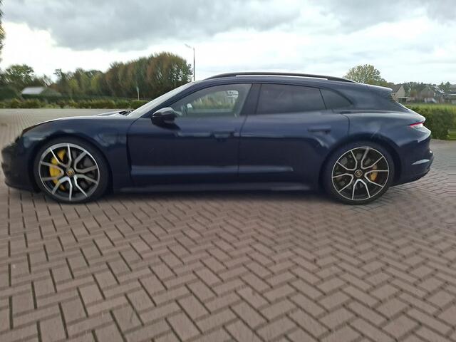 Porsche Taycan Sport Turismo Turbo S 93 kWh 761pk | Burmester | Keramische remmen | Volleder | HUD | SportChrono | Panodak | Bijrijdersdispay | PDCC | Stoelventilatie | 5-pers | SportDesign | InnoDrive| Carbon in/exterieur | Etc..  247300 nw prijs   (Org NL)