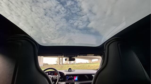 Porsche Taycan 4S | Warmtepomp | 93,4 kWh Accu | Navigatie/Android/Apple Carplay | LM Velgen 21" | Panoramadak | Rondomzichtcamera | Stoelen Voor Verwarmd/Geventileerd/Massage |