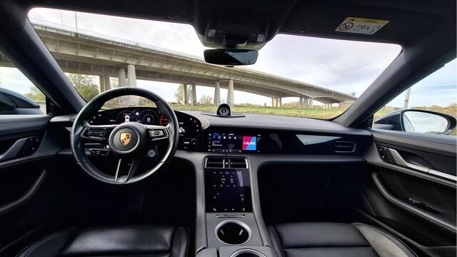 Porsche Taycan 4S | Warmtepomp | 93,4 kWh Accu | Navigatie/Android/Apple Carplay | LM Velgen 21" | Panoramadak | Rondomzichtcamera | Stoelen Voor Verwarmd/Geventileerd/Massage |