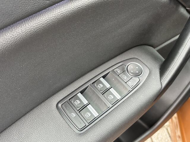 Renault CAPTUR 1.3 TCe 130 Intens Automaat | Navigatie | Privacy Glass | Keyless |