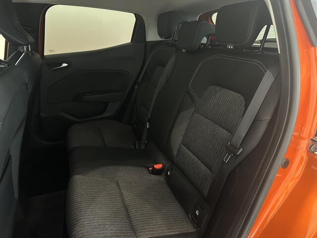 Renault CLIO 1.0 TCe 100 Intens | Navigatie 9,3" | Climate Control | Cruise Control | Lichtmetalen velgen 17" | Parkeersensoren voor, achter en achteruitrijcamera | Apple Carplay/Android Auto | 1e eigenaar + dealer onderhouden!