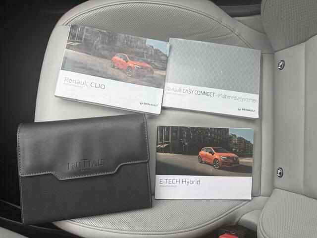 Renault CLIO 1.6 E-Tech Hybrid 140 Initiale / Trekhaak / Stuurverwarming / Stoelverwarming / All Season Banden / Navigatie / Achteruitrijcamera / Cruise Control