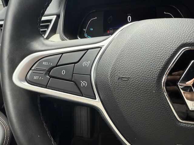 Renault CLIO 1.6 E-Tech Hybrid 140 Initiale / Trekhaak / Stuurverwarming / Stoelverwarming / All Season Banden / Navigatie / Achteruitrijcamera / Cruise Control