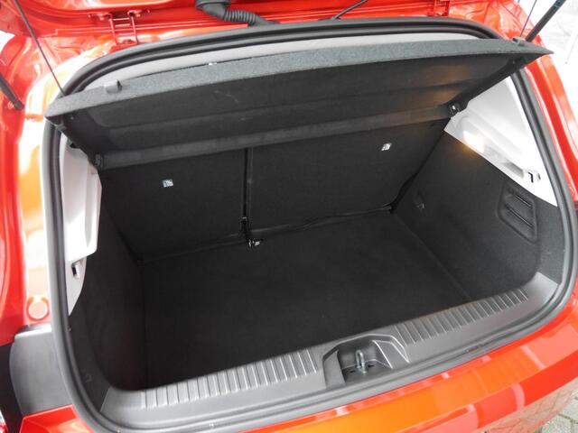 Renault CLIO 1.0 TCe Zen | Lage km.stand | Trekhaak | Airco | Led verlichting | Cruise control | Achteruitrijcamera | Elektrische ramen voor | 5 deurs