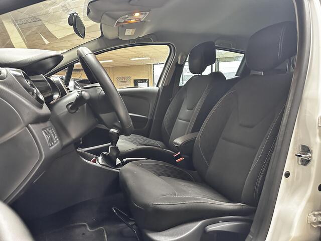 Renault CLIO 0.9 TCe Limited/ Apple + Android/ DAB+/ 16'' LMV/ Keyless/ Extra getint glas/ Navi/ Airco/ Cruise/ Elek. pakket/ Isofix/ Bluetooth/ Armsteun/ Multi. LEDER. Stuur/ Mistl./ PDC/ Chroom/ LED Dagrijverl.