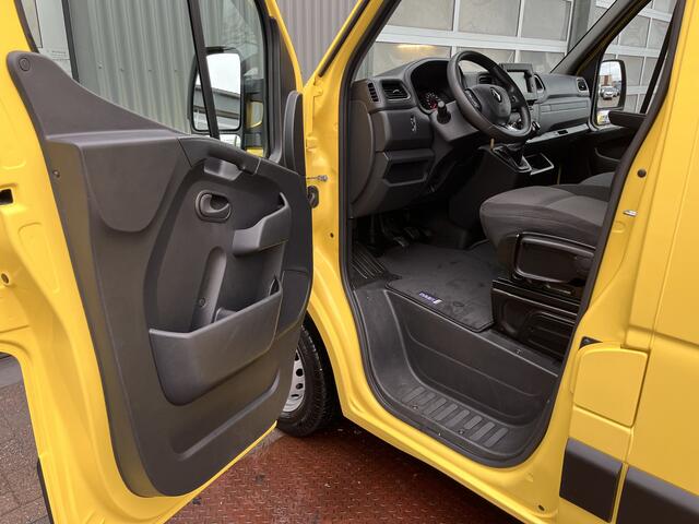 Renault MASTER T28 2.3 dCi 135 L1H1 Airco Cruise controle Trekhaak 2500kg trekgewicht Achteruitrijcamera Schuifdeur 3-Persoons Euro 6 Navigatiesysteem Telefoonverbinding 1e eigenaar