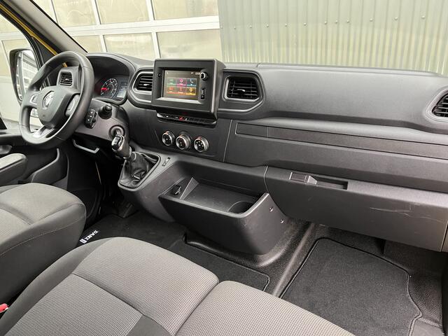 Renault MASTER T28 2.3 dCi 135 L1H1 Airco Cruise controle Trekhaak 2500kg trekgewicht Achteruitrijcamera Schuifdeur 3-Persoons Euro 6 Navigatiesysteem Telefoonverbinding 1e eigenaar