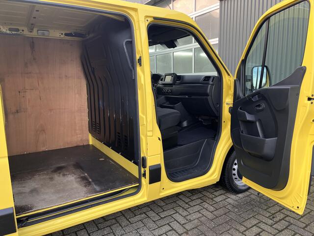 Renault MASTER T28 2.3 dCi 135 L1H1 Airco Cruise controle Trekhaak 2500kg trekgewicht Achteruitrijcamera Schuifdeur 3-Persoons Euro 6 Navigatiesysteem Telefoonverbinding 1e eigenaar