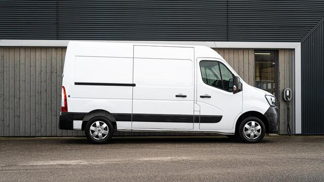 Renault MASTER T35 2.3 dCi 135 L2H2 Comfort | Camera | Vloerplaat | Navigatie | Parkeersensoren