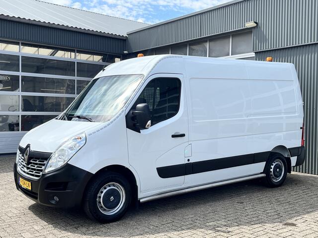 Renault MASTER T35 2.3 dCi L2H2 Airco Cruise controle Kastinrichting Trekhaak 2500kg Trekgewicht Schuifdeur Zijruit rechts Euro 6 Bpm vrij !!1e eigenaar Dealer onderhouden Ook ideaal voor ombouw naar camper