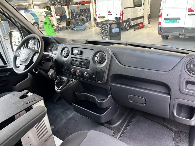 Renault MASTER T35 2.3 dCi L2H2 Airco Cruise controle Kastinrichting Trekhaak 2500kg Trekgewicht Schuifdeur Zijruit rechts Euro 6 Bpm vrij !!1e eigenaar Dealer onderhouden Ook ideaal voor ombouw naar camper