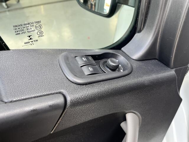 Renault MASTER T35 2.3 dCi L2H2 Airco Cruise controle Kastinrichting Trekhaak 2500kg Trekgewicht Schuifdeur Zijruit rechts Euro 6 Bpm vrij !!1e eigenaar Dealer onderhouden Ook ideaal voor ombouw naar camper