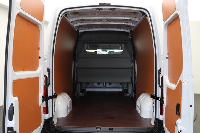 Renault MASTER T35 2.3 dCi 135 L3H2 DC Comfort | 6 persoons | Trekhaak | laadruimte betimmering | Achteruitrijcamera | Airco | Direct rijden |