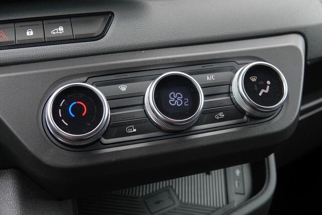 Renault MASTER T35 | L2H2 | 2.0Dci 150Pk | Stoel-Bank | 3.500Kg Trekgewicht | Parkeersensoren | Laadruimte betimmering | LED