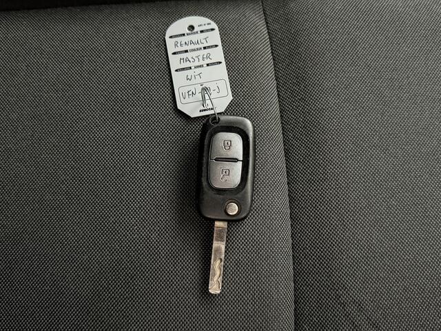 Renault MASTER 2.3DCi 135PK L2H2 | Werkplaatsinrichting | Airco | Camera | Gatelocks | Trekhaak