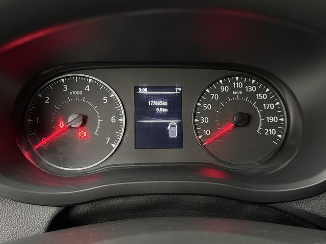 Renault MASTER 2.3DCi 135PK L2H2 | Werkplaatsinrichting | Airco | Camera | Gatelocks | Trekhaak