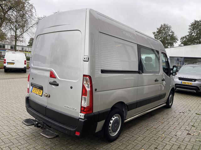 Renault MASTER T35 2.3 dCi 130pk L2H2 bpm vrij / euro 6 diesel / vaste prijs rijklaar ¤ 19.950 ex btw / DC 7 persoons / zilver metallic / trekhaak 2500 kg / airco / cruise / navigatie
