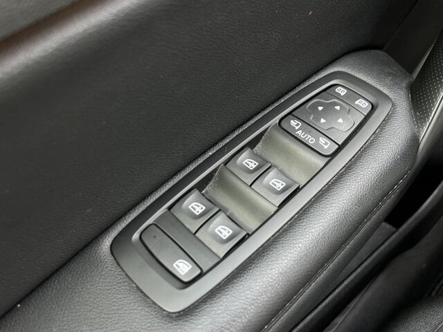 Renault MEGANE 1.3 TCe Bose 140PK / Camera / Groot scherm / Aut. Parkeren / Clima / Cruise /