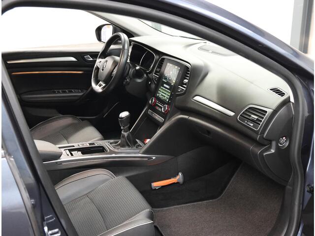 Renault MEGANE Estate TCe 140PK Bose | AppleCarPlay/AndroidAuto | Cruise Control | Climate Control | Navigatie | Parkeersensoren | Trekhaak | Isofix | Privacy Glass | BOSE SOUND |